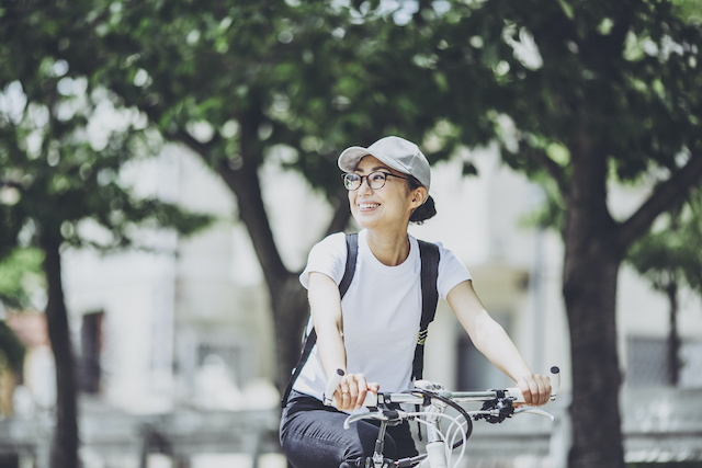 ジャパンボック | A woman riding a bicycle in the greenery